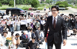 정점식에 축하난 보낸 한동훈 “보수 재건 공감하면 함께 가고파”