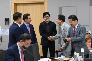 ‘장동혁 없는 사이’…결속 다지는 한동훈·오세훈