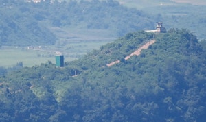 [속보]합참 “어젯밤 중부전선서 북한군 1명 신병 확보…귀순의사 밝혀”