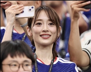 월드컵 중계화면속 미인… 알고보니 日대표 선수 아내 이즈미