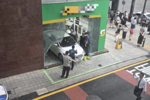 논현역 인근 가게서 차량 가게로 돌진…5명 부상·급발진 추정