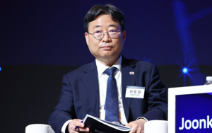 靑경제수석 “대기업 회장들, 李에 되게 고마워해”