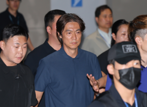 ‘홍명보 가족에까지 협박’…외신들 미국행 소식 전해