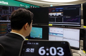 잠들지 않는 ‘24시 딜링룸’… ‘야간 換리스크’ 잠재운다