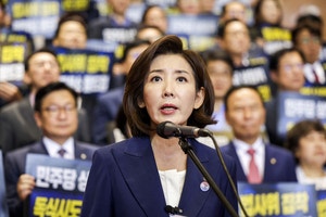 나경원 “사투리 못쓰고, 스벅도 못가고…무섭노”
