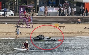 [속보]“커피 마시러”…수상오토바이 몰고 광안리해수욕장 진입 40대 적발