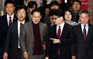 “장동혁·한동훈 내려놔야 보수 살길 열려”