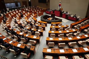 ‘초당 협력’ 행사 준비했다는데… 부끄러운 반쪽 제헌절