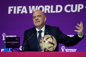 FIFA, 지분 매각 철회했지만… 인판티노 입지 흔들
