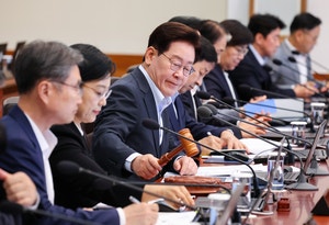 李, 수사권·부동산 ‘강경 선회’… 지지율 우려에도 국정소신 선택