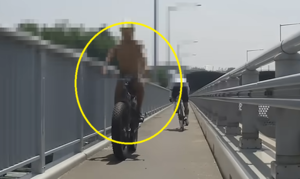 상의 탈의에 팬티만 입고 도심 자전거 질주, 대체 왜 이러나