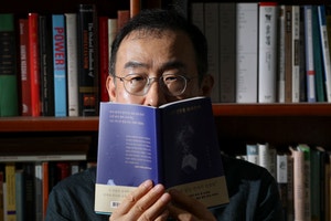 “세상은 블랙코미디… 소설 창작, ‘현실 묘사’ 정치사상 연구와 비슷하죠”
