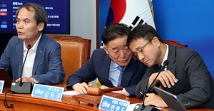 귓속말 주고 받는 한병도·강득구