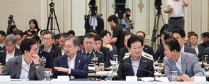 이 대통령 “육사출신, 또 쿠데타할수도” … ‘정치적 중립’ 軍 당혹