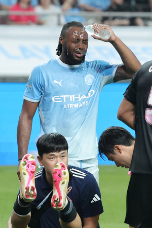 ‘사우나 축구’에 선수들 녹초