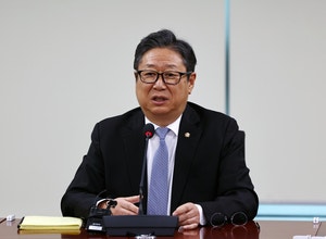 “<b>청년</b>을 도로 위 난민으로?”…<b>황희</b> ‘폐<b>버스</b> <b>청년주택</b>’ 일파만파