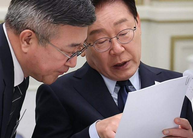 이재명 대통령이 7일 청와대 영빈관에서 열린 진실화해위 3기 출범 계기 국가폭력 피해자 위로 오찬에서 윤호중 행안부 장관과 대화하고 있다.  연합뉴스