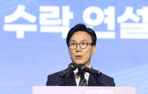 <b>김민석</b>, 민주당 대표 선출 뒤 첫 일정 ‘집중<b>호우 피해</b>’ <b>거제</b> 찾아