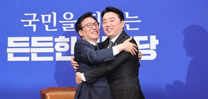 <b>김민석</b>·강훈식 얼싸 안으며 “벽 없는 원팀 완성·소통”
