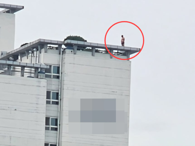의정부의 한 아파트에서 한 중년 남성이 투신 소동을 벌이며 4시간 째 대치 중이다. 독자 제공 연합뉴스