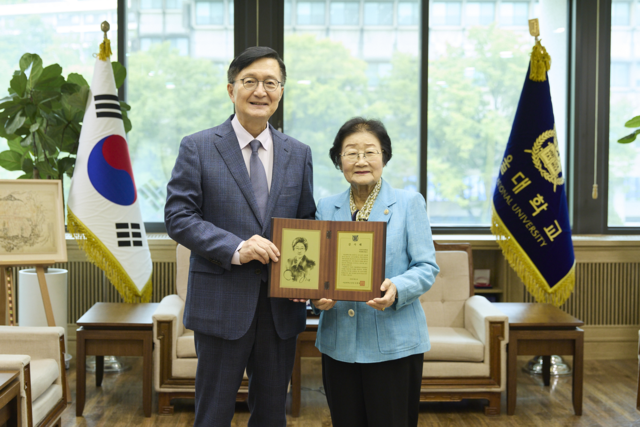 유홍림(왼쪽) 서울대 총장과 박영혜 숙명여대 명예교수가 8월 21일(금) 감사패 증정식에서 기념 촬영을 하고 있다. 서울대 제공
