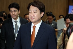 ‘<b>이준석</b>-<b>민주당</b> 합당’ 예정설 솔솔…<b>민주당</b> “전혀 사실 아니다” 일...