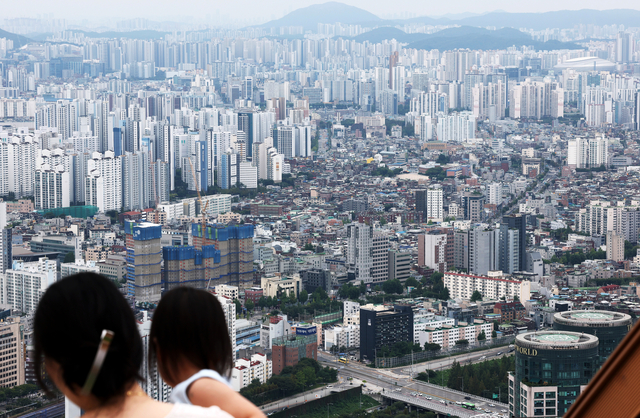 서울 영등포구 여의도 63빌딩 전망대에서 바라본 시내 곳곳에 자리 잡은 아파트 전경.연합뉴스