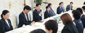 兩노총 이어 진보단체 간담회… ‘왼쪽 챙기기’ 강화하는 李