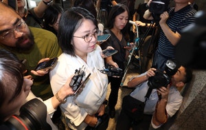 “노 워크, 예스 머니” 용혜인, 쏟아지는 질문에도 묵묵부답