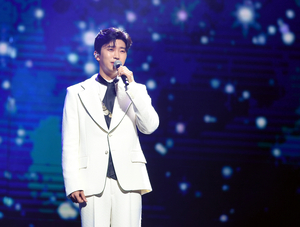 ‘중년 아주머니들이 소녀들처럼 떼창’…<b>임영웅</b> 10주년 <b>콘서트</b>에 열광...