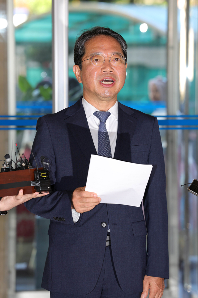 김승원 법무부 장관 후보자가 7일 인사청문회 준비 사무실로 출근하며 의혹을 해명하고 있다. 문호남 기자