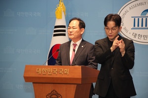 국힘 국방위원들 <b>강신철</b> 후보 <b>사퇴</b> 촉구…“재산 절반 장남 상가 신고누...