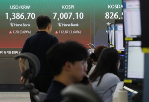 “원화약세 당분간 지속” vs “수출기업 환전이 방패”