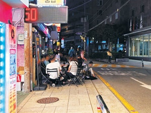인도 위 술판·금연구역 흡연… 불법에 비틀거리는 ‘야장’