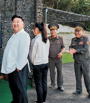 활짝 웃는 김정은 “군사기술 혁명…敵이 더 잘 알것”