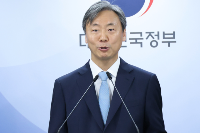 강준하 법무부 국제법무국장이 지난 13일 서울 종로구 정부서울청사에서 중국인 투자자의 한국 정부 상대 국제투자분쟁(ISDS) 소송에서 한국 정부가 승소했다고 설명하고 있다.연합뉴스