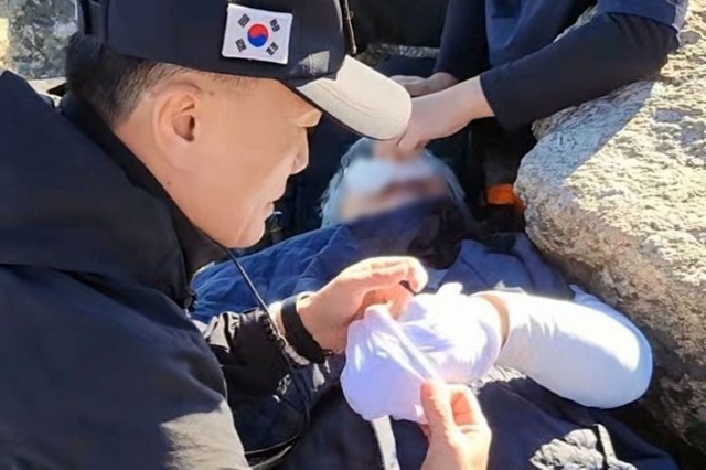 전남광주 서부소방서 박형주 119구급팀장이 설악산 대청봉 인근에서 추락한 등산객을 응급처치하고 있다.연합뉴스