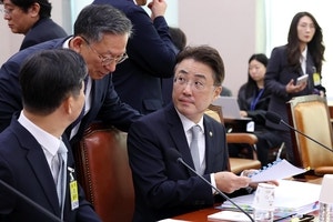 대화 나누는 전·현직 법무부 수장[2026 국정감사]