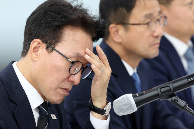 김민석 더불어민주당 대표가 14일 강원 춘천시 더불어민주당 강원도당에서 열린 강원 최고위원회의에서 이마를 만지고 있다. 연합뉴스