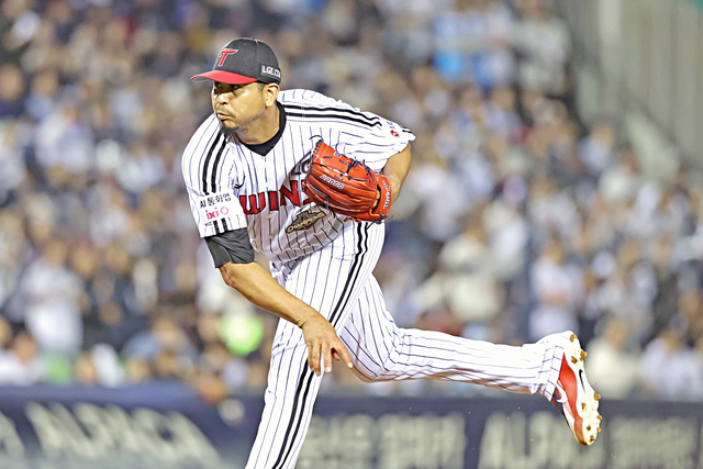 14일 서울 송파구 잠실야구장에서 열린 프로야구 2026 KBO 포스트시즌 와일드카드 결정 1차전 두산 베어스와 LG 트윈스의 경기, 6회초 LG 선발 카라스코가 역투하고 있다. 뉴시스
