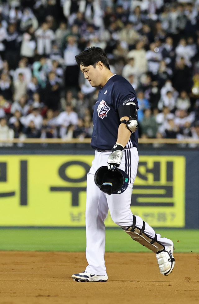 14일 서울 송파구 잠실야구장에서 열린 프로야구 2026 KBO 포스트시즌 와일드카드 결정 1차전 두산 베어스와 LG 트윈스의 경기, 7회초 1사 만루 두산 양석환이 희생플라이를 치고 LG 박해민 호수비에 아쉬워 하고 있다. 뉴시스