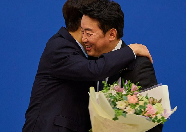 이재명 대통령이 15일 청와대에서 강훈식 전 비서실장에게 공로패를 전달한 뒤 포옹하고 있다. 청와대 제공, 연합뉴스