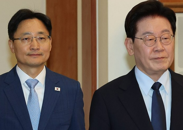 이재명 대통령이 15일 청와대에서 열린 수석보좌관회의에 임광현 신임 비서실장과 입장하고 있다. 연합
