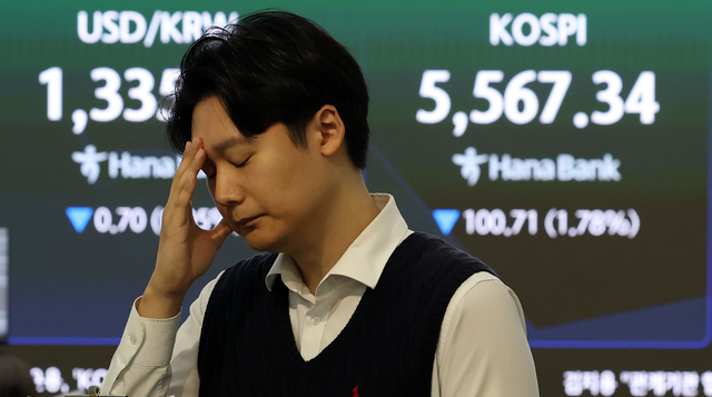 19일 오전 서울 중구 하나은행 딜링룸 전광판에 지수가 표시되고 있다. 뉴시스