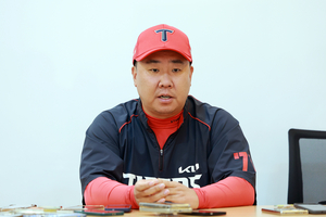 왼손 타자 7명 승부수…<b>이범호</b> 감독 “카라스코 왼손 타자에 약한 부분...