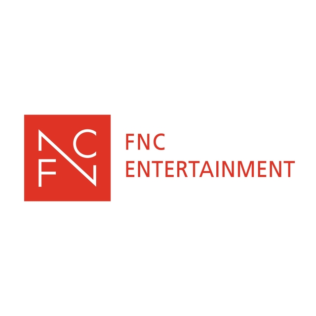白地に赤いマークと文字で示されたFNC ENTERTAINMENTのロゴ