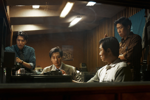 映画『暗殺者たち』の食堂で向かい合う男性たち