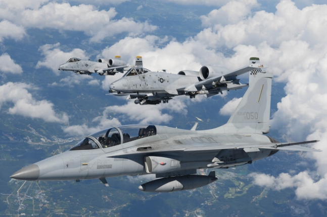 쌍매훈련에 참가 중인 韓 F-15K(위쪽 두 대) 전투기와 美 A-10 공격기 2대