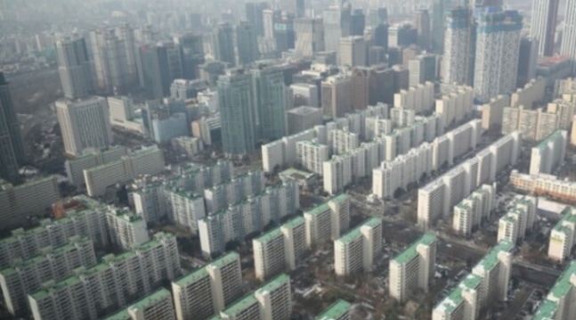 금리 눈에 띄게 낮아지기 전엔…부동산시장 한파 지속할 듯