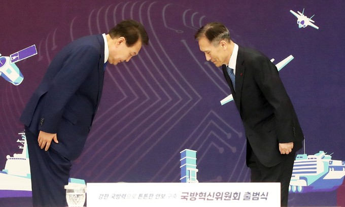 인사하는 尹·<b>김관진</b> 전 장관